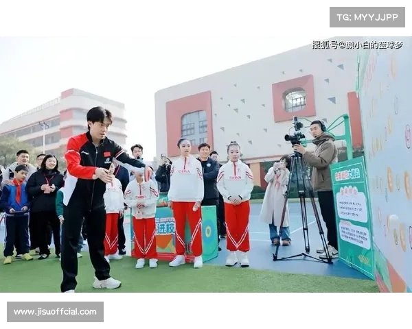 球迷签名会氛围热烈，球员互动促进乒乓球运动推广