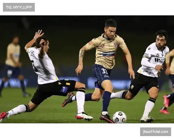 特写：莱切后卫门线解围后迅速发起长传策动反击